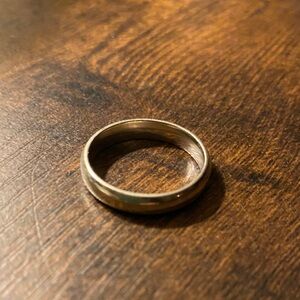 10KT Yellow Gold Ring- Sz 8 Excellent condition